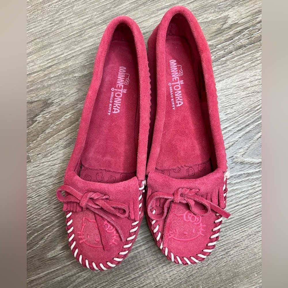 NEW 5.5 MINNETONKA × Hello kitty Kawaii Pink Leather Moccasins - Picture 2 of 8